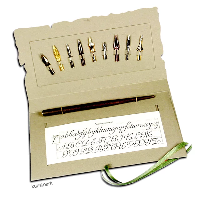Artikelbild 1 des Artikels “Rubinato Kalligrafie-Set auf Museumskarton, 10 teilig mit Schriftvorlage “