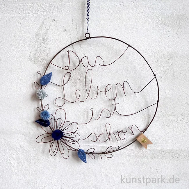 Artikelbild 2 des Artikels “Good old friends - Blumenkranz aus Draht, Das Leben ist schön “