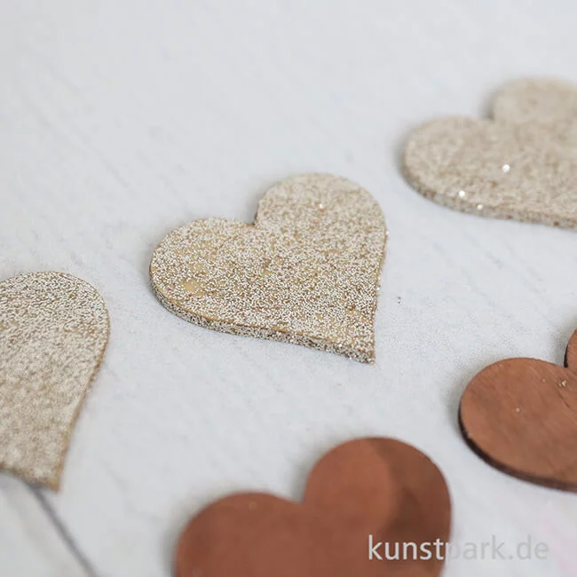 Artikelbild 2 des Artikels “Holzstreuteile, Herzen Braun / Gold Glitzer, 4 cm, 9 Stück “