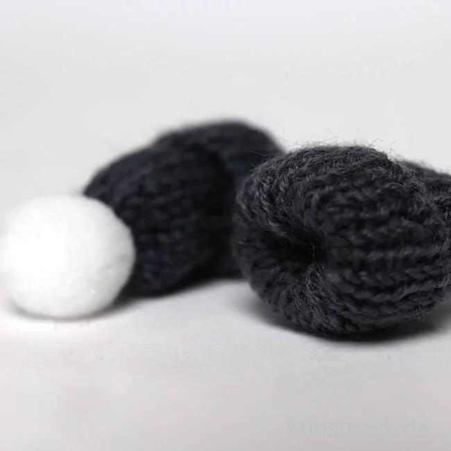 Artikelbild 2 des Artikels “Mini Strick-Mützen, Dunkelgrau, 4,5 cm, 2 Stück “