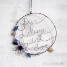Artikelbild 2 des Artikels “Good old friends - Blumenkranz aus Draht, Das Leben ist schön “
