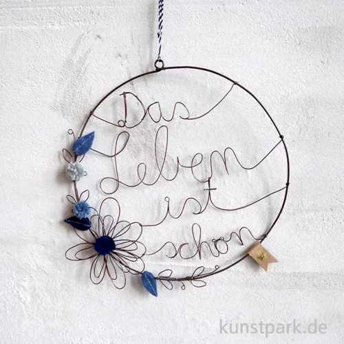 Artikelbild 2 des Artikels “Good old friends - Blumenkranz aus Draht, Das Leben ist schön “