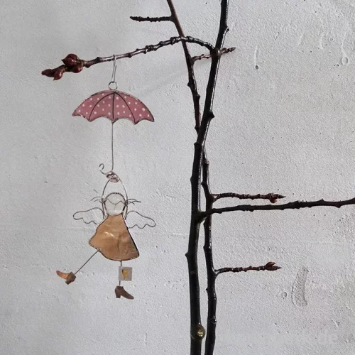 Artikelbild 2 des Artikels “Good old friends - Schwebende Engel, Regenschirm “