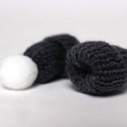Artikelbild 2 des Artikels “Mini Strick-Mützen, Dunkelgrau, 4,5 cm, 2 Stück “