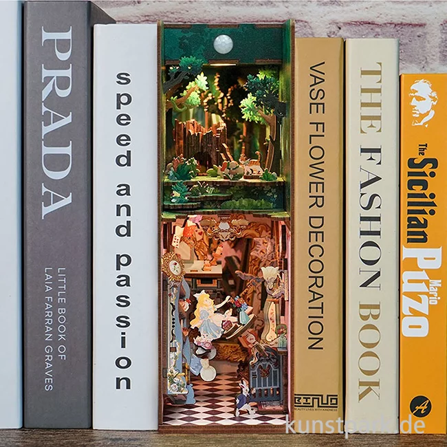 Artikelbild 3 des Artikels “TONECHEER Book Nook - Alice in Wonderland “