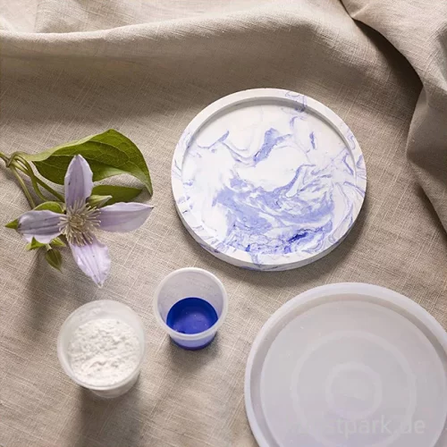 Artikelbild 3 des Artikels “DIY Set - Tablett Gießen mit Marmorierung, Blau, Weiß “