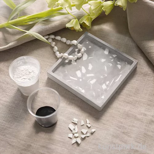 Artikelbild 3 des Artikels “DIY Set - Tablett Gießen mit Terrazzo, Schwarz, Weiß “