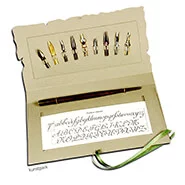 Artikelbild des Artikels “Rubinato Kalligrafie-Set auf Museumskarton, 10 teilig mit Schriftvorlage “