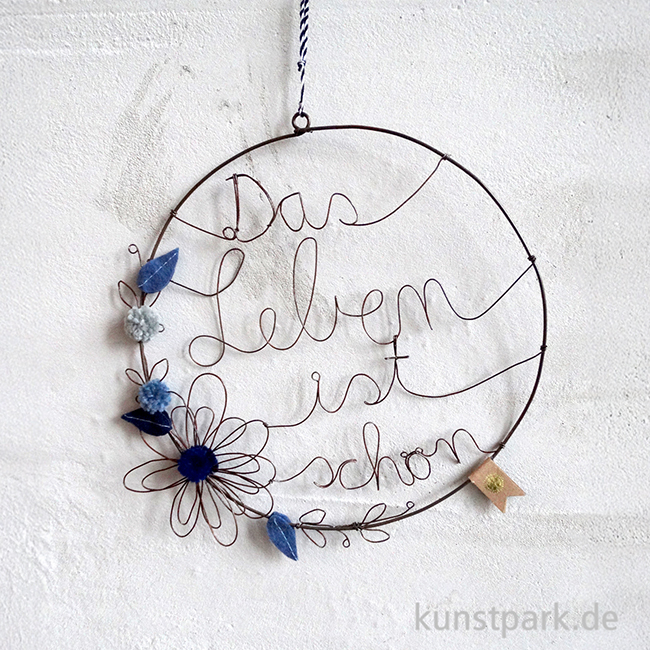 Artikelbild 2 des Artikels “Good old friends - Blumenkranz aus Draht, Das Leben ist schön “