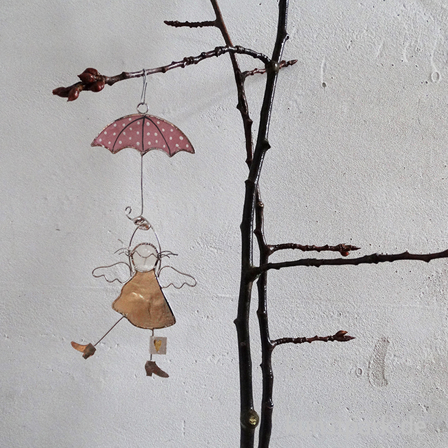 Artikelbild 2 des Artikels “Good old friends - Schwebende Engel, Regenschirm “