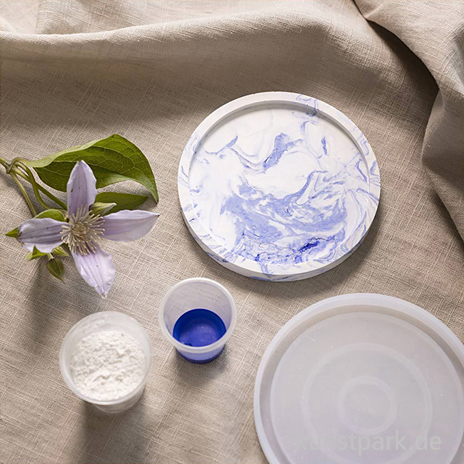 Artikelbild 3 des Artikels “DIY Set - Tablett Gießen mit Marmorierung, Blau, Weiß “