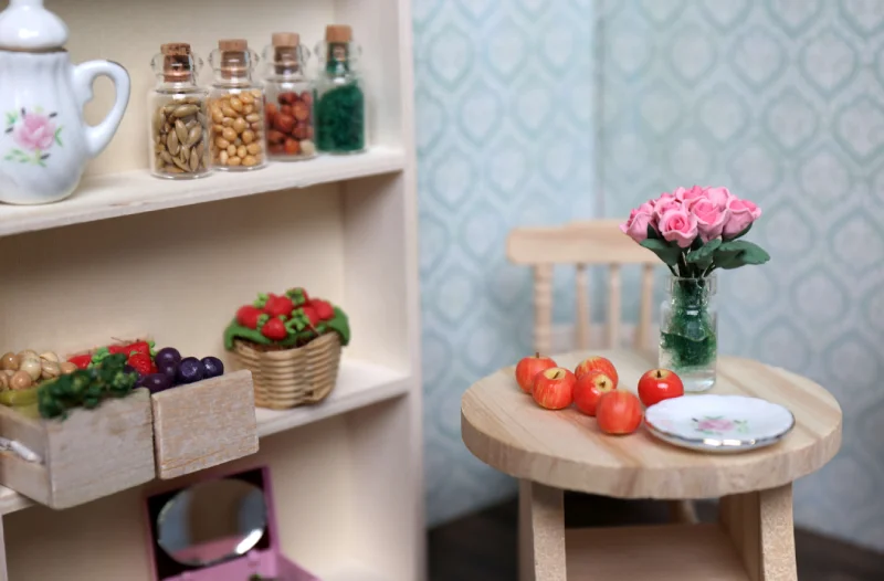 Miniatur Zimmer mit gedecktem Tisch und Regal